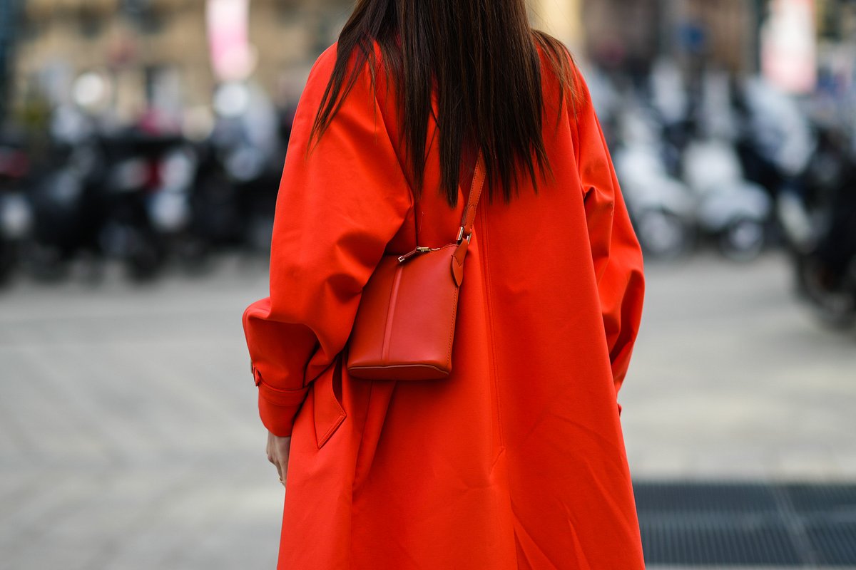 Lady in red: Rote Kleidung setzt braunes Haare in Szene