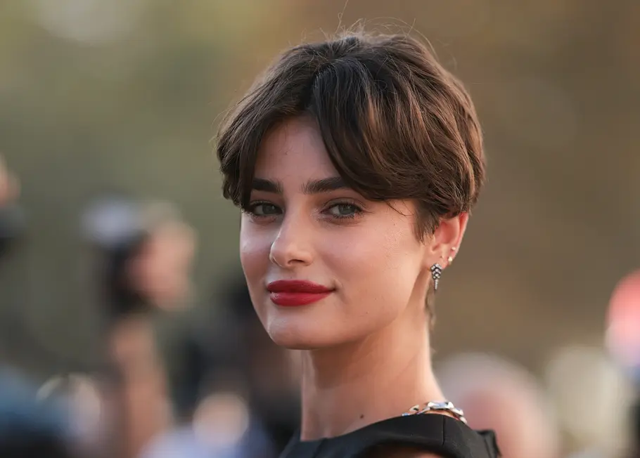 Pixie Cut mit Curtain Bangs Modern und trendy wirkt der Pixie Cut mit Curtain Bangs für dünnes Haar.
