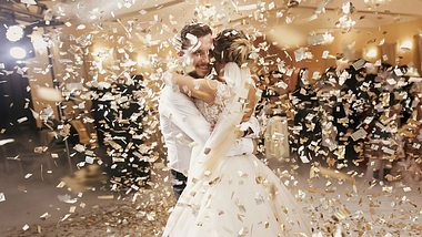 Moderne Hochzeitslieder für deine Traumhochzeit. - Foto: iStock/Bogdan Kurylo