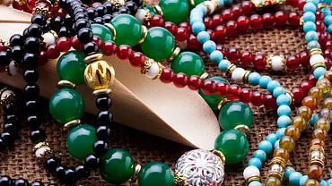 Verschiedener Modeschmuck liegt auf einer geflochtenen Unterlage (Themenbild) - Foto: gebai/iStock Verschiedener Modeschmuck liegt auf einer geflochtenen Unterlage (Themenbild) - Foto: gebai/iStock