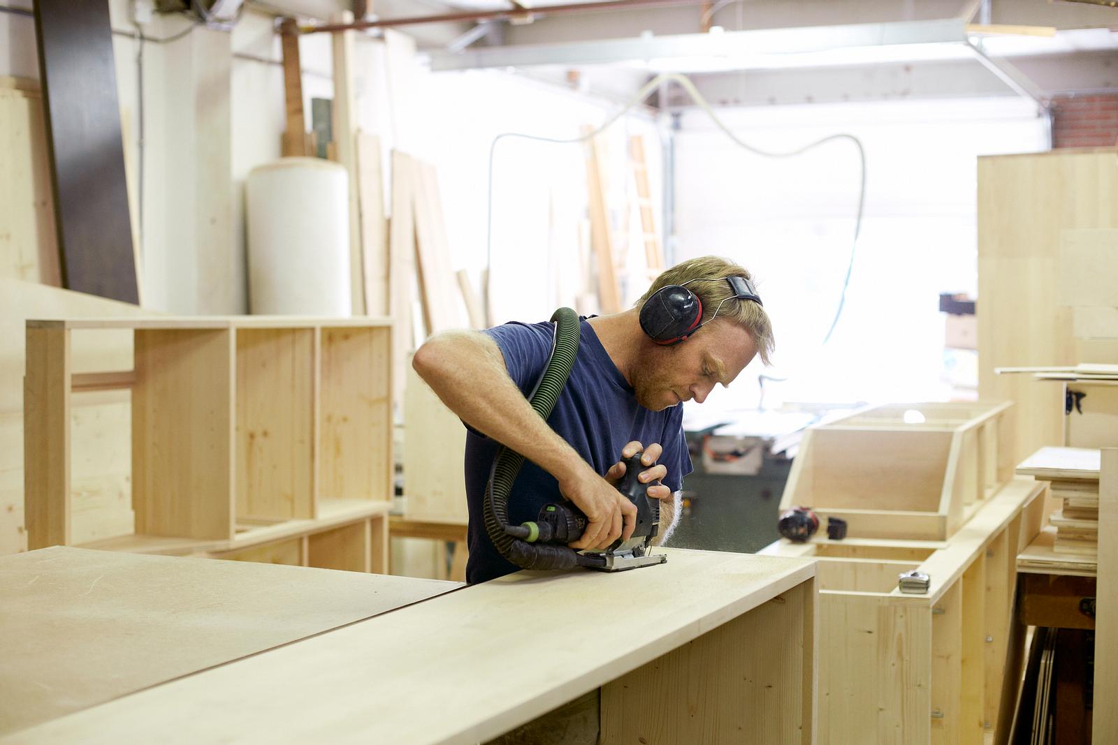 Ищем производство мебели. Ищем производство мебели. Столяр плотник. Столяр мебельного производства. Столяр мебельщик.