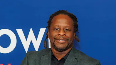 Mola Adebisi beim BILD TOUCHDOWN BERLIN National Football League - Empfang, anlässlich des ersten regulären Saisonspiels der NFL Teams Indianapolis Colts vs. Atlanta Falcons am 07.11.2025 im Axel-Springer-Hochhaus in Berlin. - Foto: IMAGO / Eventpress