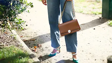 Mom Jeans für welche Figur: Streetstyle mit einer Frau in blauer Jeans und weißem Blazer - Foto:  IMAGO / Runway Manhattan