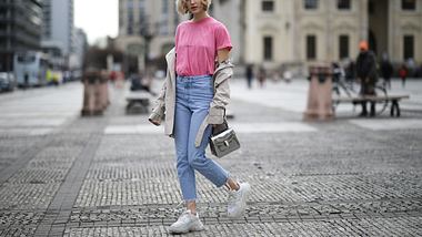 Mom-Jeans kombinieren: Die besten Outfit-Ideen zum Dauer-Denim-Trend! - Foto: Jeremy Moeller / Getty Images