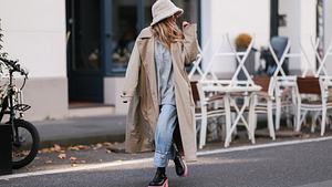 Frau mit Mantel, Hut, Pulli und Jeans - Foto:  Jeremy Moeller/Getty Images