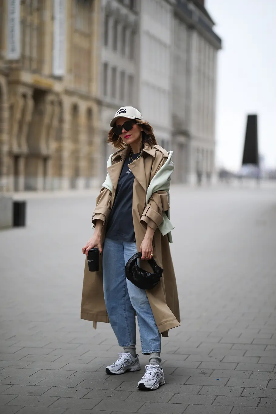 Mom Jeans Outfit Winter Kombis mit Must- Have Potenzial Chunky Sneaker Frau mit Trenchcoat, Chunky Sneakern und Mom Jeans