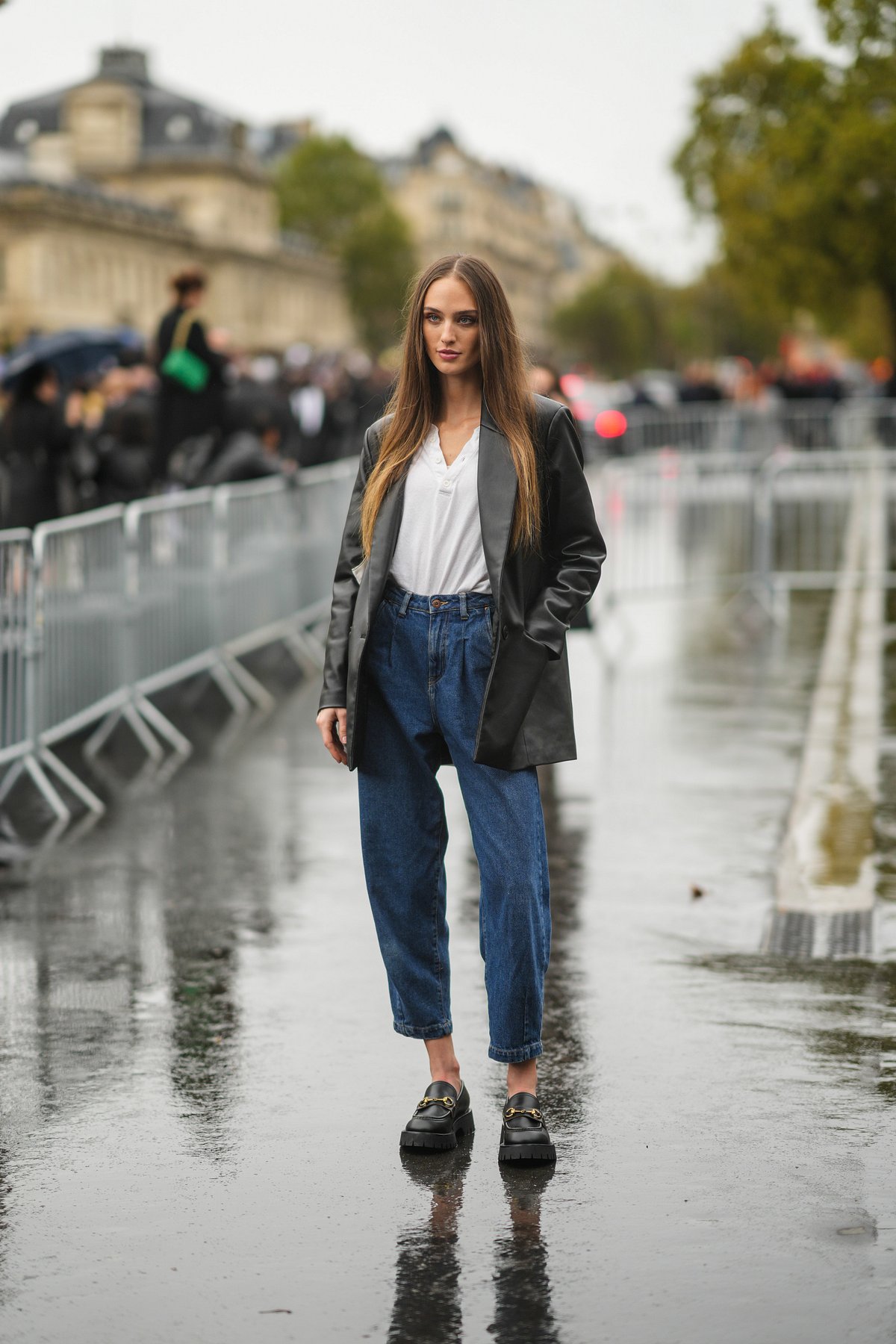 Frau mit Lederblazer Mom Jeans und Chunky Loafern