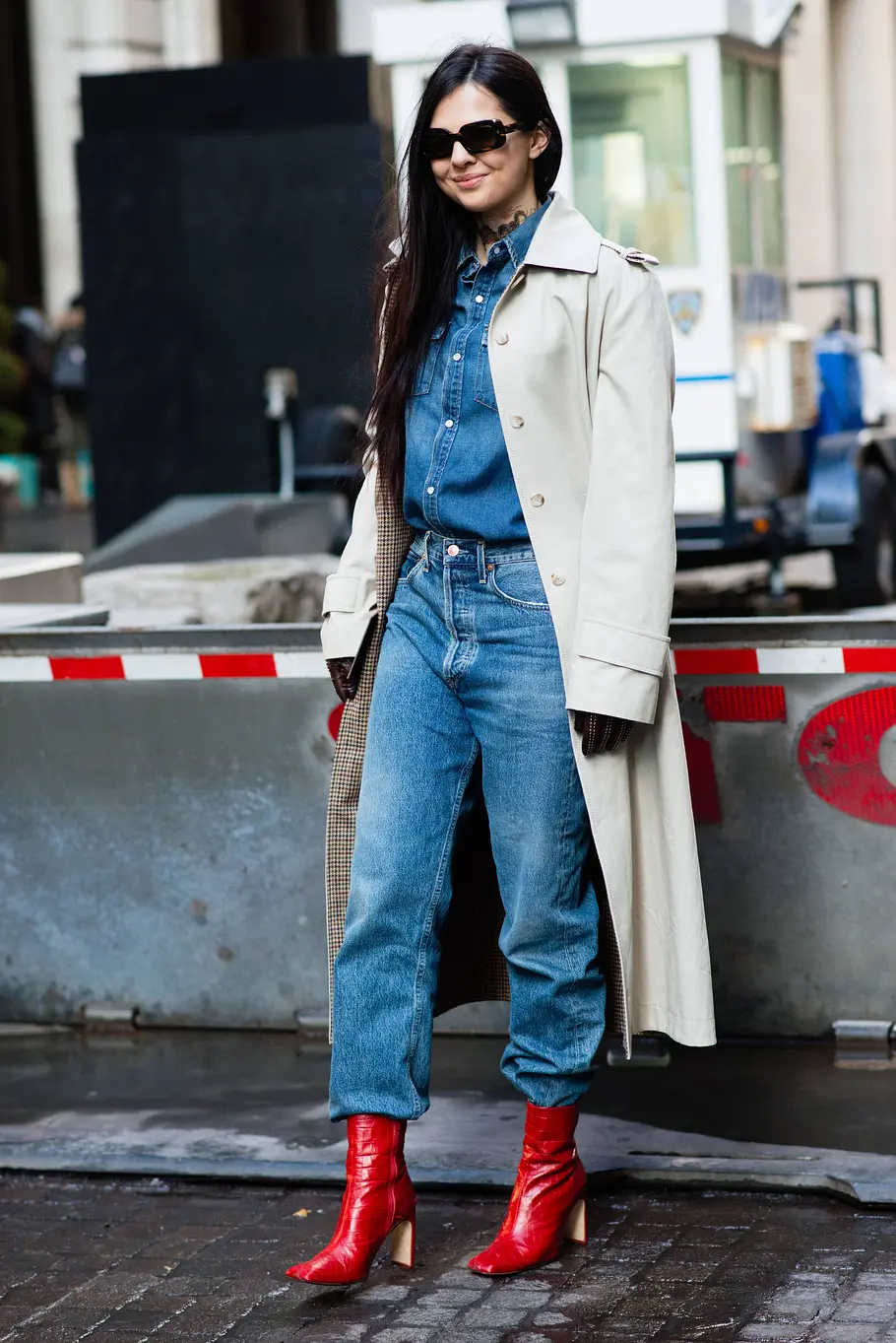 Mom Jeans stylen: Frau auf der Straße in einer Mom Jeans
