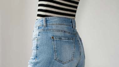 Momjeans: Diese Jeans zaubert einen flachen Bauch - Foto: misuma/iStock