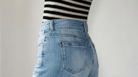 Momjeans: Diese Jeans zaubert einen flachen Bauch - Foto: misuma/iStock