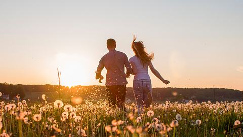 3 Sternzeichen freuen sich im Mai über das größte Liebesglück - Foto: SimonSkafar / iStock