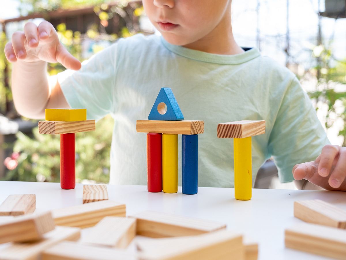 Kleines Kind mit Montessori Spielzeug 