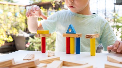 Kleines Kind mit Montessori Spielzeug  - Foto: iStock/AlenaPaulus