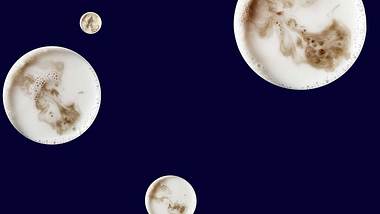 Moon Milk sieht nicht nur hübsch aus - sie lässt auch Schlafprobleme vergessen. - Foto: iStock / AlbertoGAletto
