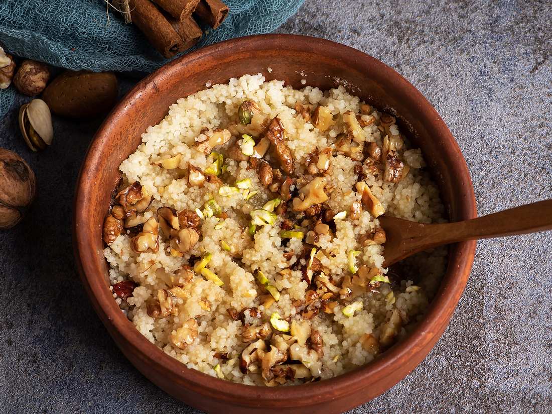 Morgens: Süßer Salat mit Couscous und Beeren Morgens: Süßer Salat mit Couscous und Beeren
