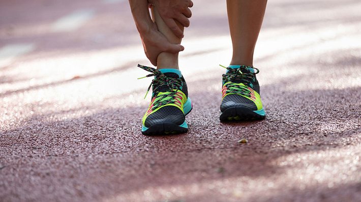 Eine Knochenhautentzündung im Schienbein stellt den Halbmarathon von Mareike auf die Kippe. - Foto: iStock / lzf