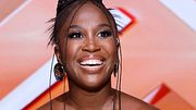 Lets Dance-Jurorin Motsi Mabuse lächelt in die Kamera.  - Foto: IMAGO / Panama Pictures