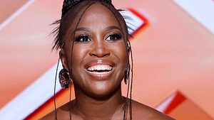 Lets Dance-Jurorin Motsi Mabuse lächelt in die Kamera.  - Foto: IMAGO / Panama Pictures