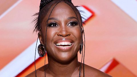 Lets Dance-Jurorin Motsi Mabuse lächelt in die Kamera.  - Foto: IMAGO / Panama Pictures