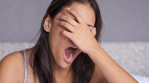 Warum bin ich nur so mega müde? Diese Tipps können dir helfen - Foto: PeopleImages/iStock (Symbolbild)