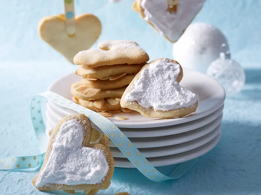 Schnee-Herzen zum Probieren und Dekorieren Mürbeteigplätzchen: Rezept für Schnee-Herzen