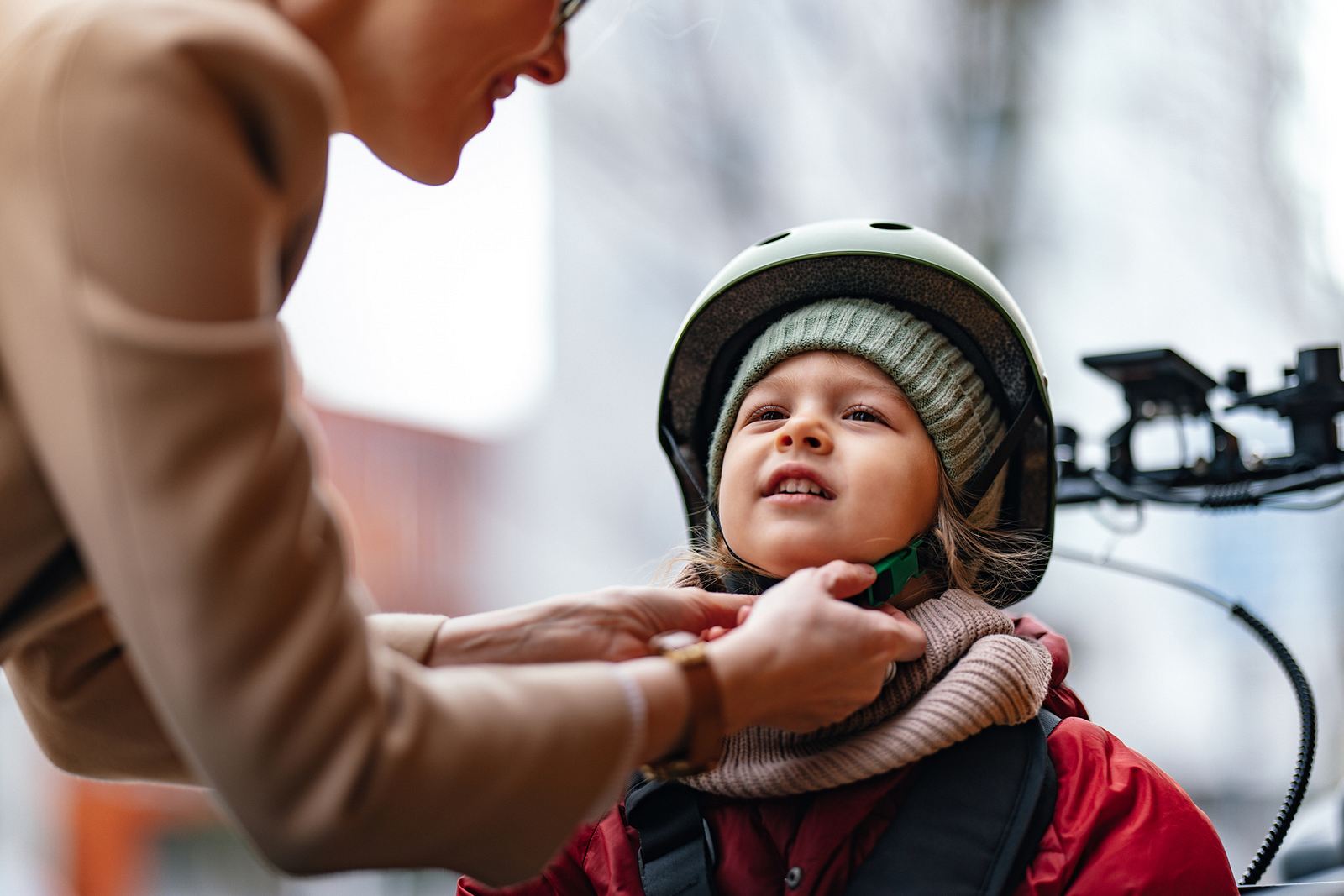 Mütze unterm Fahrradhelm: Ist das gefährlich für Kinder? | Wunderweib