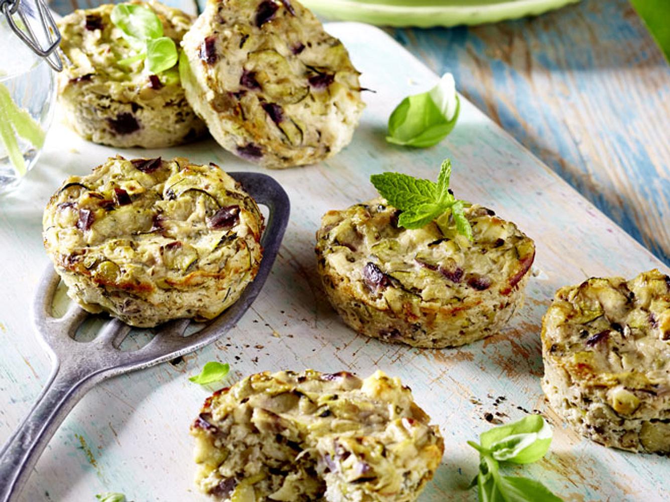 Muffin-Gemüse-Omeletts mit Basilikum Muffin-Gemüse-Omeletts mit Basilikum