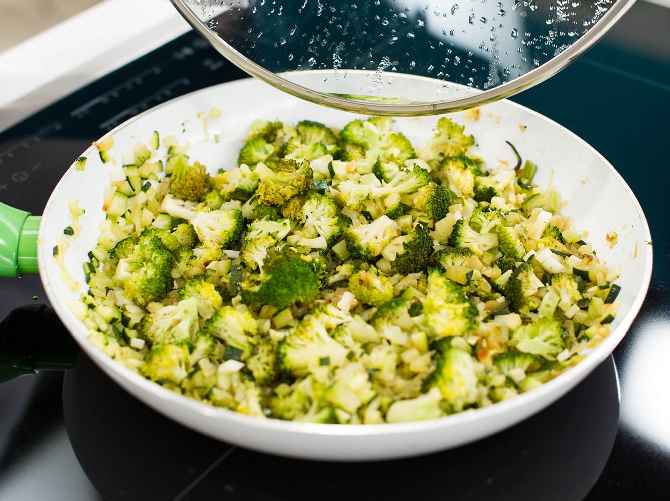 BROCCOLI-ZUCCHINI-MUFFINS BROCCOLI-ZUCCHINI-MUFFINS