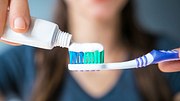 Um die Mundhygiene ranken sich viele Mythen - Foto: iStock/busracavus