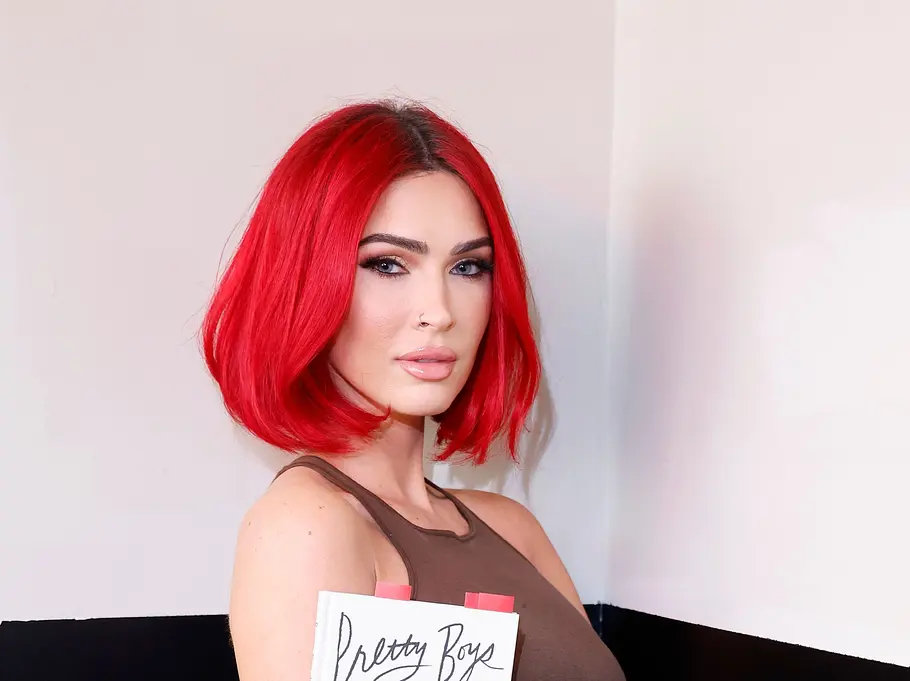 Red Velvet Bob: Dieser Frisurentrend bringt Farbe ins Spiel