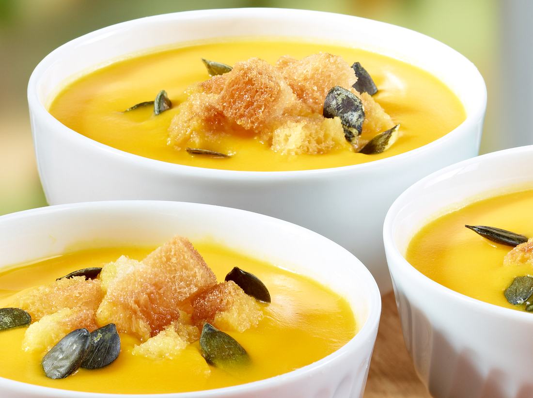 Muskatkürbissuppe mit Croûtons und gerösteten Kürbiskernen Muskatkürbissuppe mit Croûtons und gerösteten Kürbiskernen