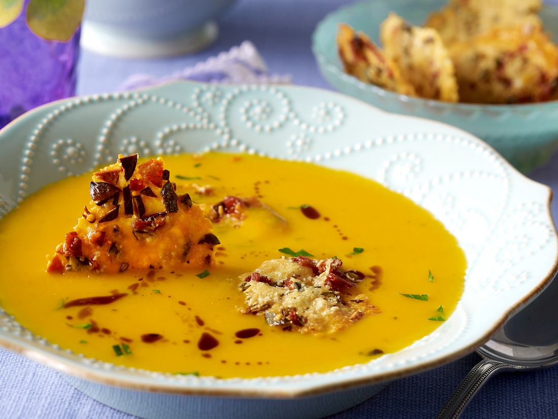 Muskatkürbissuppe mit Speck-Parmesan-Chips Muskatkürbissuppe mit Speck-Parmesan-Chips