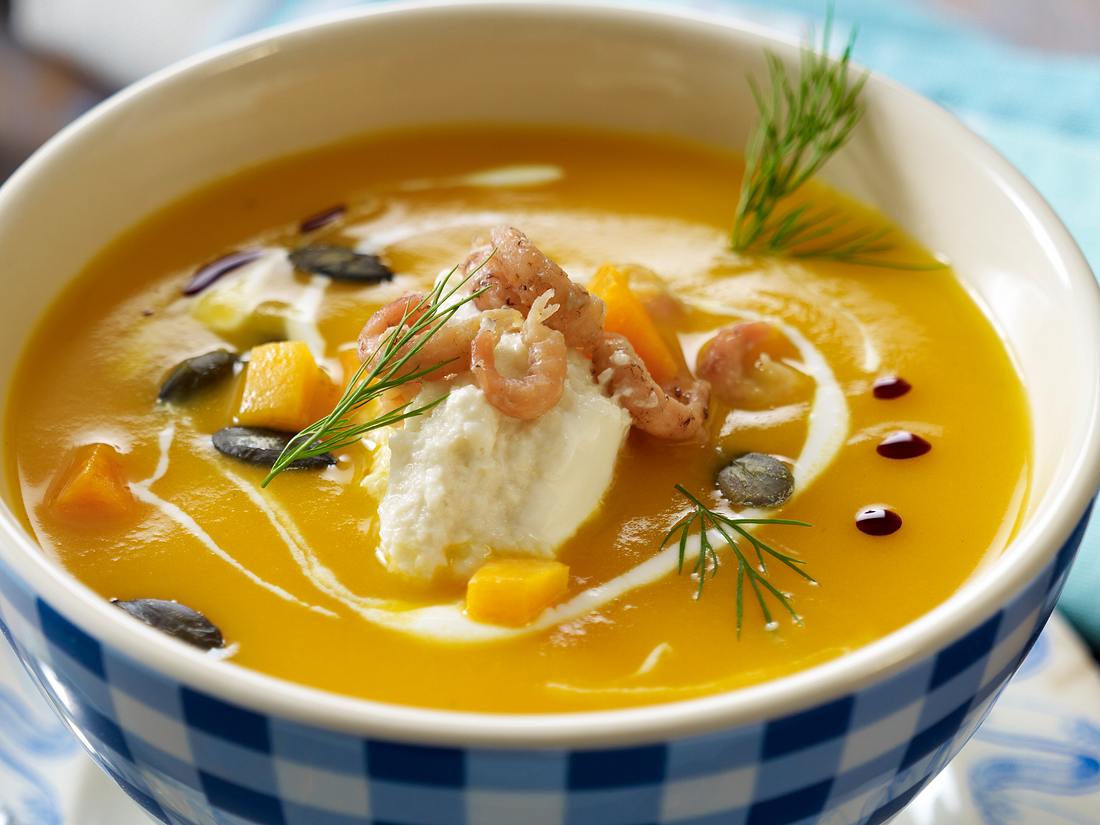 Muskatkürbissuppe: Nordisches Rezept mit Nordseekrabben, Meerrettich und Dill Muskatkürbissuppe: Nordisches Rezept mit Nordseekrabben, Meerrettich und Dill