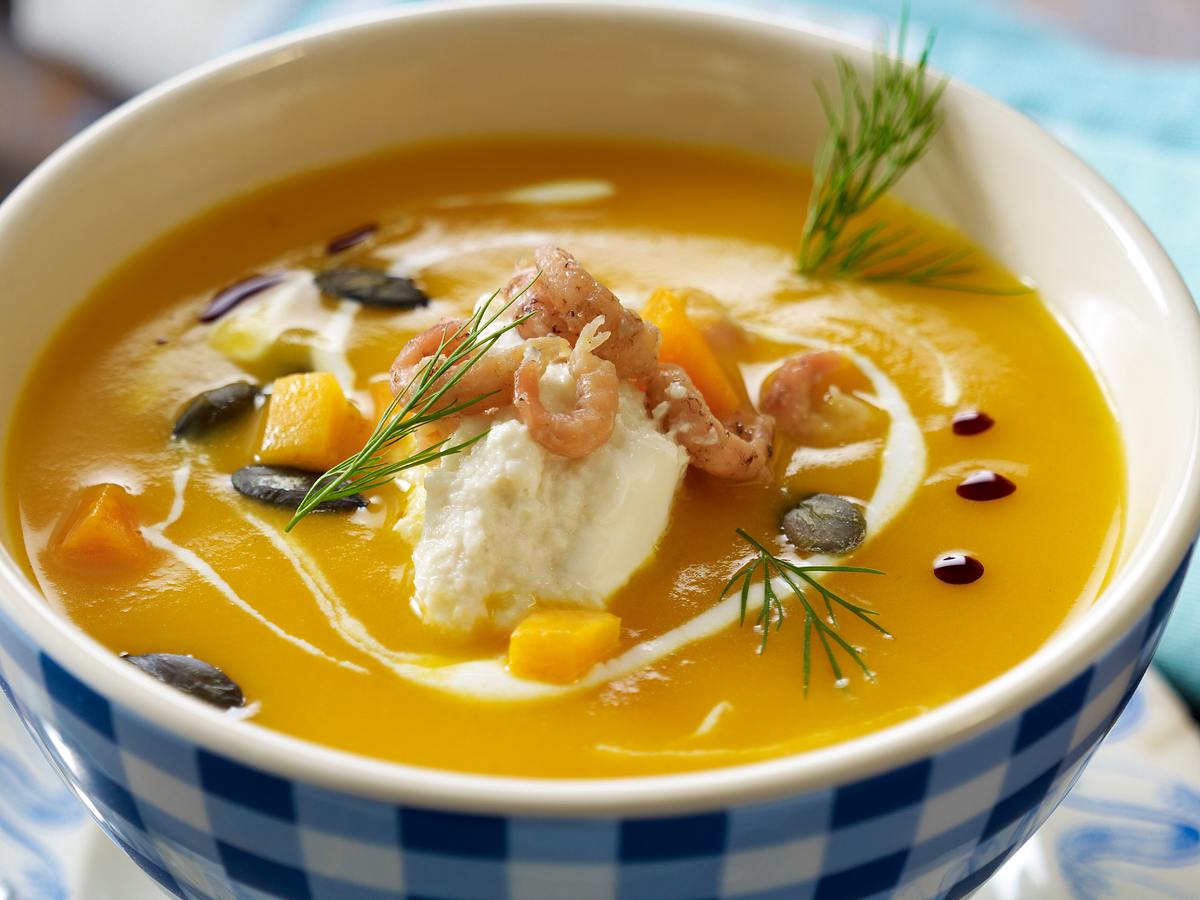 Muskatkürbissuppe: Nordisches Rezept mit Nordseekrabben, Meerrettich und Dill