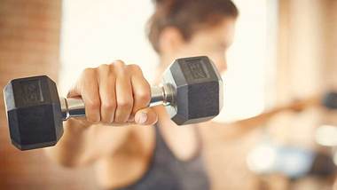 Muskelaufau bei Frauen: Diese Tipps musst du kennen - Foto: iStock/ Neustockimages