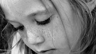 Mutismus: Kinder leider manchmal darunter - dann schweigen sie ohne erkenntlichen Grund, aber eine Therapie kann helfen - Foto: iStock
