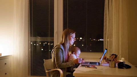 Eine kurze Elternzeit schadet der Karriere! - Foto: iStock