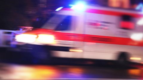 Die Mutter soll das Kind zur Bestrafung über den Balkon gehalten haben. - Foto: Keikona/istock