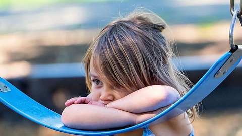 Mutter aus USA entsetzt: Kindergarten-Erzieherin zieht Kind um - Foto: iStock/Symbolbild