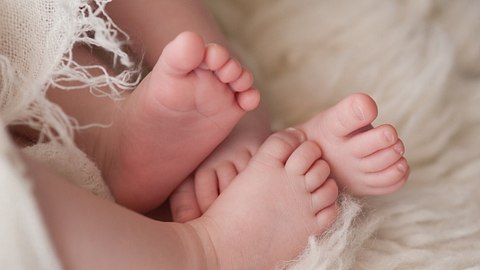 Mama tätowiert Baby-Zwillinge und sorgt für Aufruhr! - Foto: iStock/katrinaelena