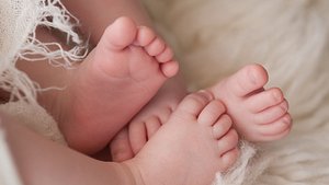 Mutter und Tochter bringen zwei Mädchen zur Welt - der Vater ist der gleiche! - Foto: katrinaelena/istock