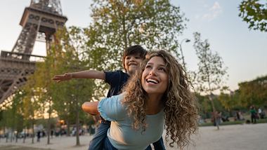 Mutter und Kind vor dem Eiffelturm - was wir von französischen Eltern lernen können. (Themenbild) - Foto: andresr/iStock