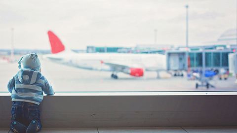 Mutter vergisst Baby am Flughafen – Flugzeug kehrt um! - Foto: iStock / tatyana_tomsickova