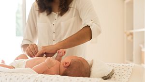 Mutter wickelt das Baby auf dem Wickeltisch - Foto: iStock/Trendsetter Images