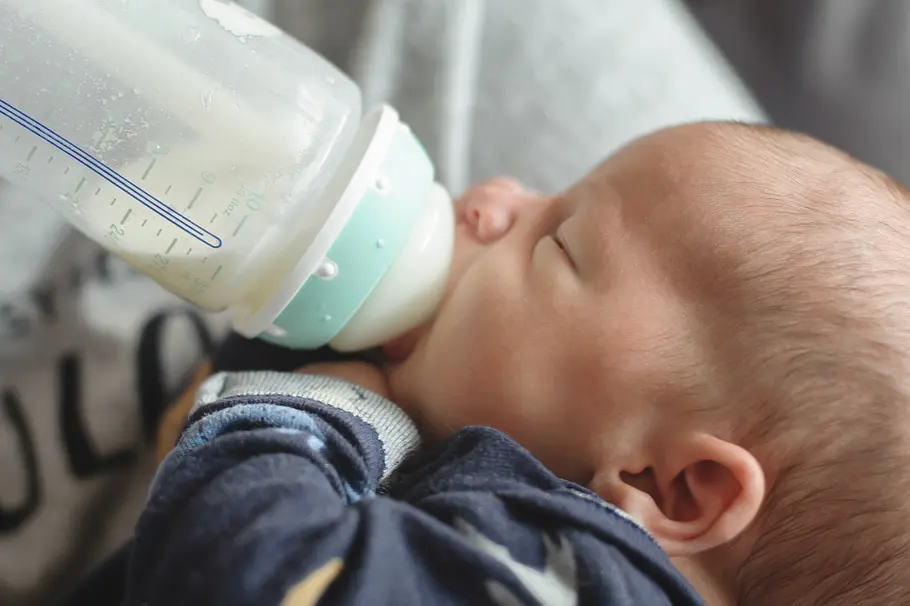 Muttermilch erwärmen – so geht's Neugeborenes wird mit Fläschchen gefüttert