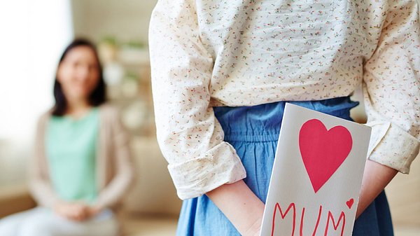 Mädchen überreicht Muttertagsgeschenk - Foto: istock/shironosov