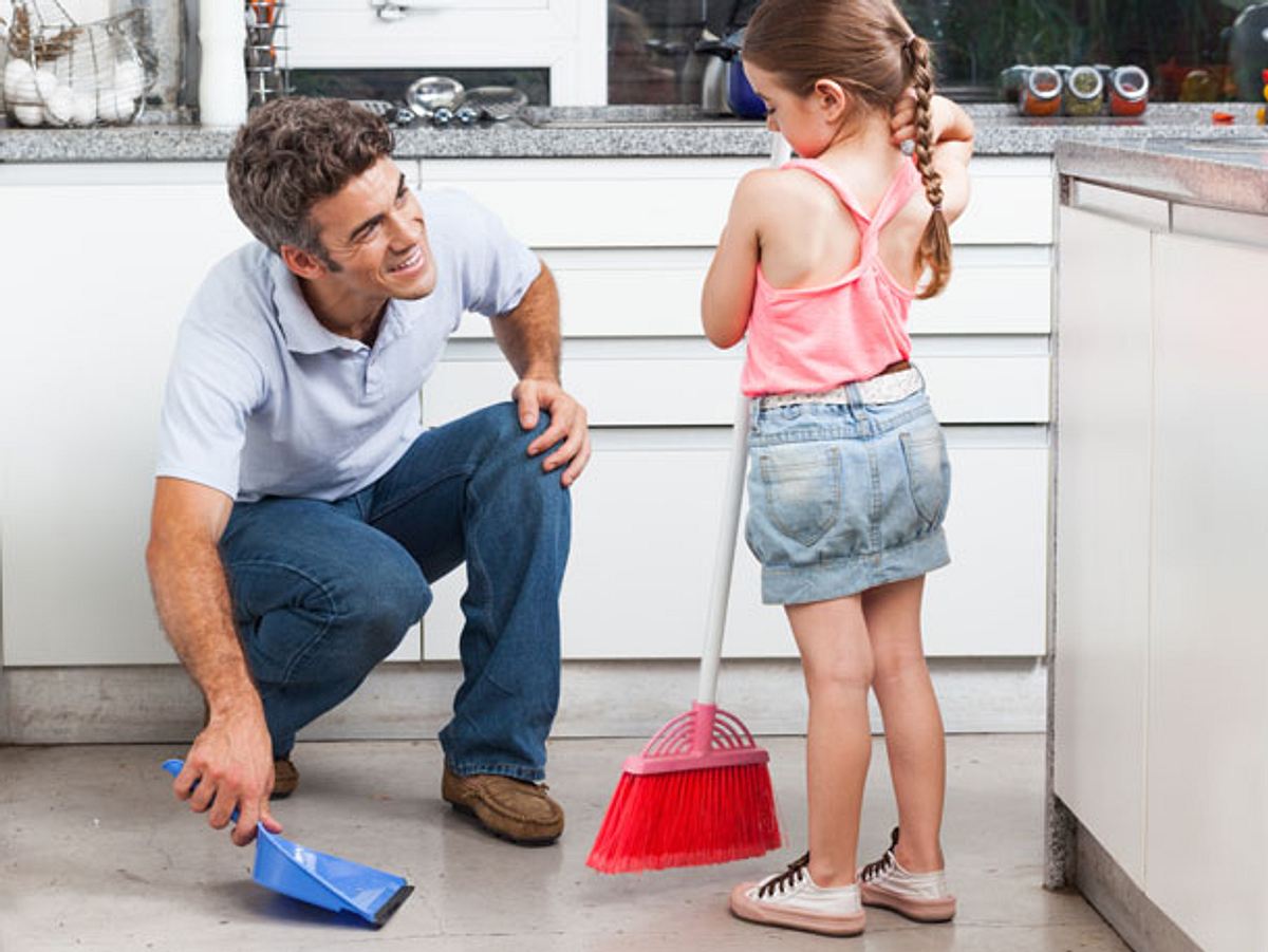 Eine Muttertagsidee, die entspannt: Auch wenn im Haushalt immer alle helfen sollten, freut sich Mama, wenn ihr ihren Teil mal übernehmt.