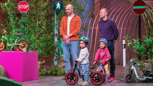 Zwei Mädchen mit Laufrädern stehen in einem Fernsehstudio. Hinter ihnen stehen zwei Männer - Foto: RTL / Bernd-Michael Maurer