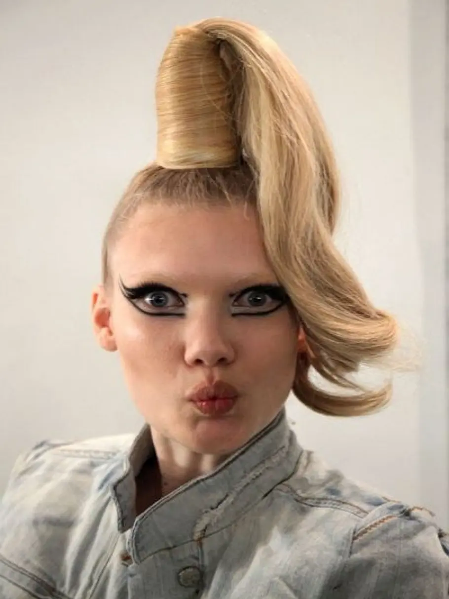 Na gut, wir geben zu, dass dieser Look vom Laufsteg der Jeremy Scott Show 2010 auf der New York Fashion Week ein wenig gewagt ist! na gut wir geben zu dass dieser look vom laufsteg der jeremy scott show0 auf der new york fashion week ein wenig gewagt ist