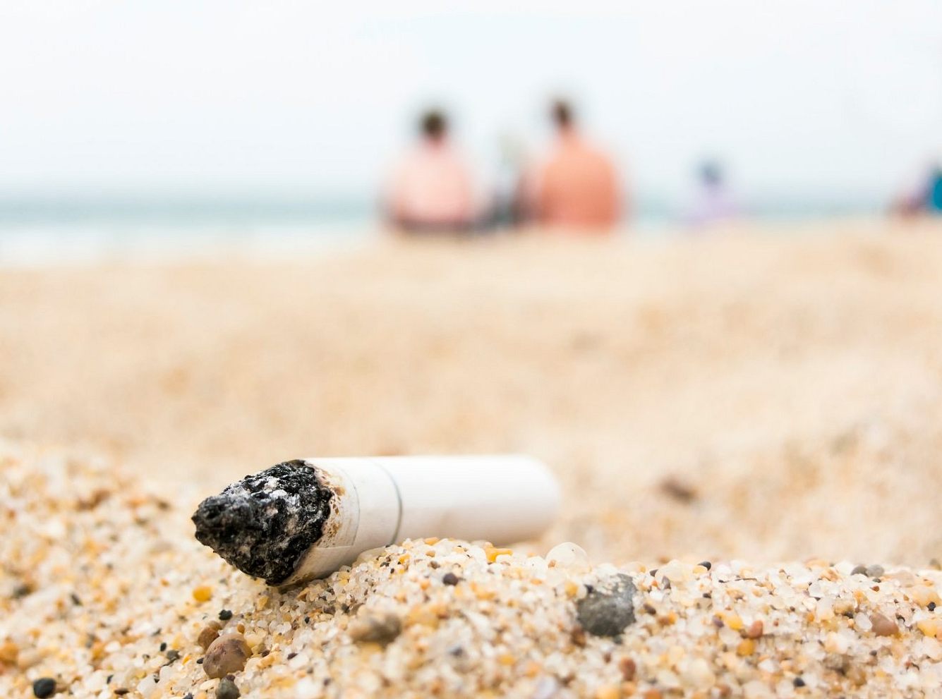 Rauchen am Strand: Nabu fordert Verbot wegen Umweltverschmutzung Rauchen am Strand: Nabu fordert Verbot wegen Umweltverschmutzung